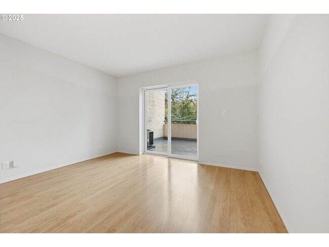 Building Photo - Rare 2 Bed 2 Bath + Loft Quintet Condo with Resort-Style Living in Portland’s West Hills