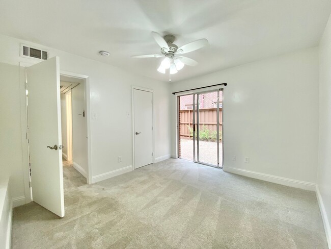 Building Photo - Recently Renovated 2 bed with Private Pati...