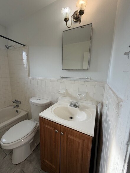 Building Photo - 705 Glover St