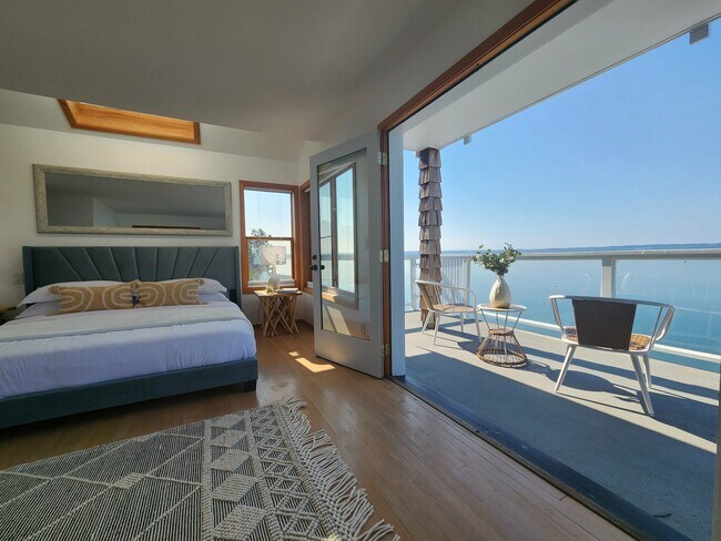 Building Photo - 19118 Soundview Dr NW