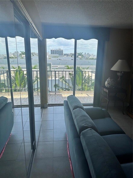 Building Photo - 720 Collins Ave