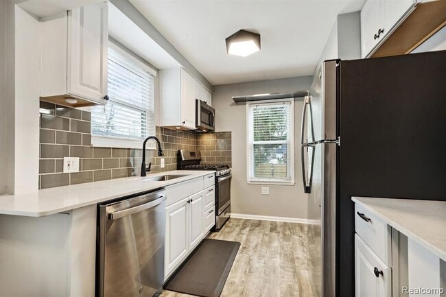 Building Photo - 822 N Gainsborough Ave