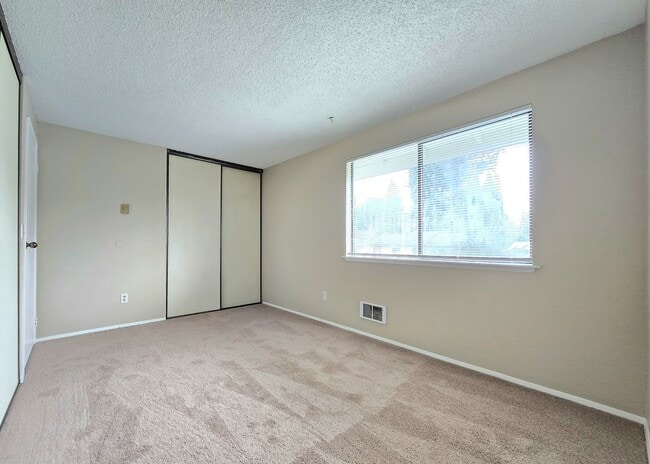 Building Photo - 2 Bedroom Townhome in Marysville Pet Friendly !
