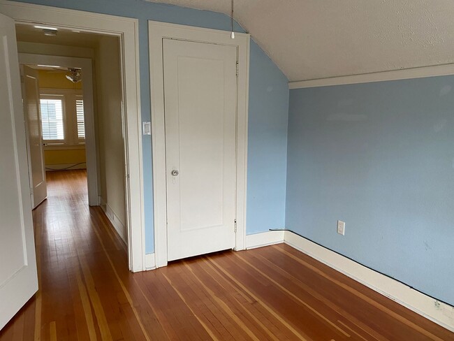 Building Photo - Arbor Lodge Bungalow!