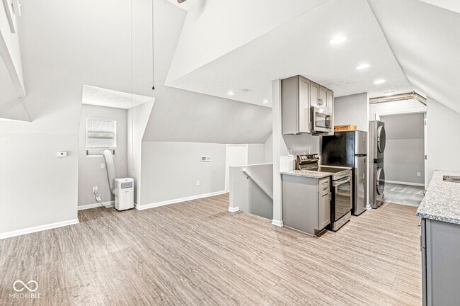 Building Photo - 2345 N Kenwood Ave