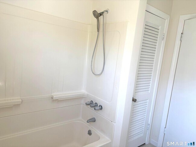 Building Photo - 3 Carmen St