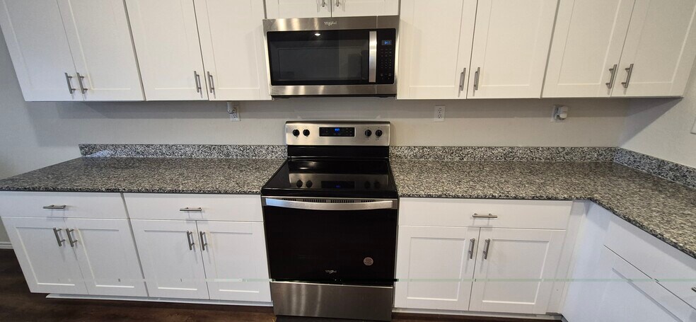 Building Photo - 5819 Rolling Gln