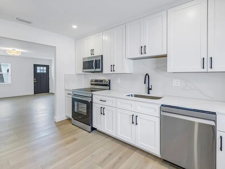 Building Photo - 3011 W Binnicker Ave