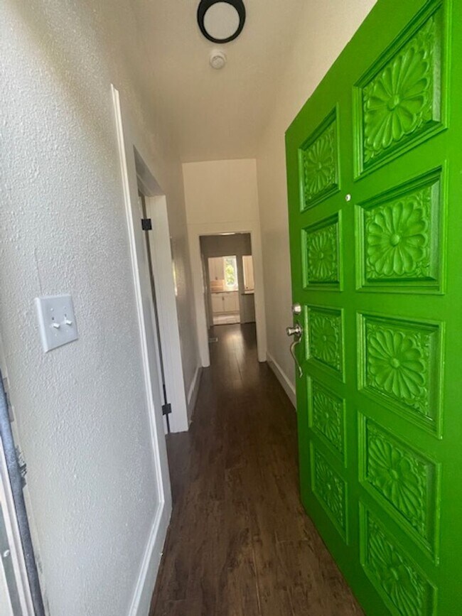Building Photo - 1/2 Off First Month's Rent, 3Bdrm, 1Bath