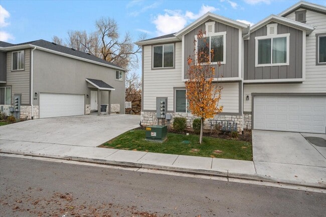 Building Photo - 645 S Plum Creek Ln E