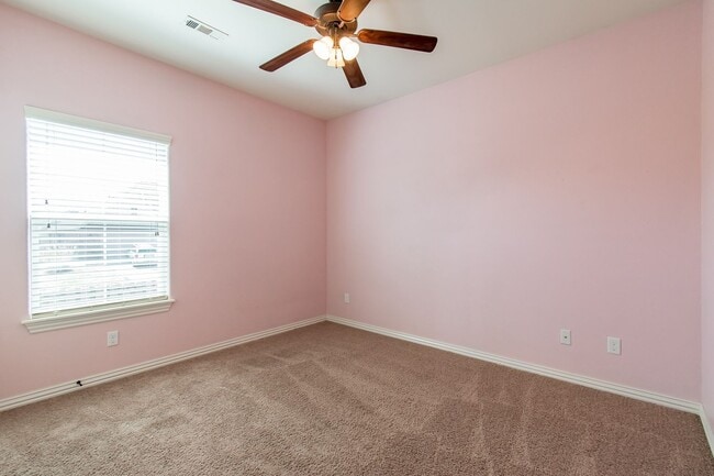 Building Photo - Like New 3 Bedroom Home near Stonebridge M...
