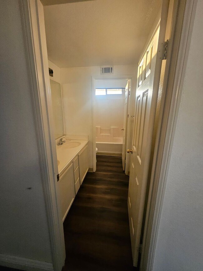 Building Photo - Spacious South Corona Home!
