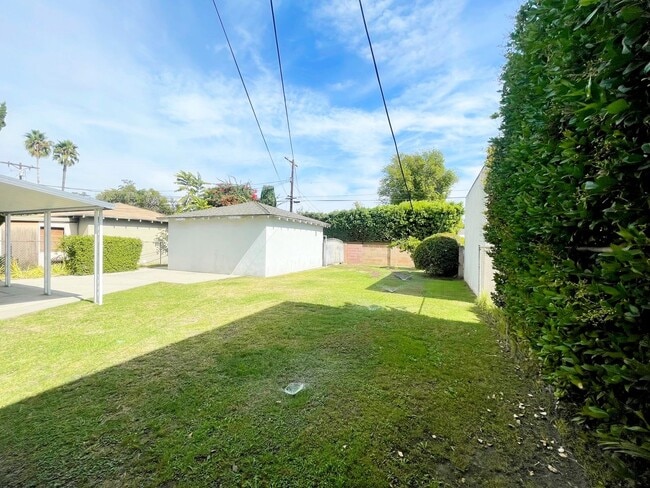 Building Photo - Beautiful Apartment in Small Duplex