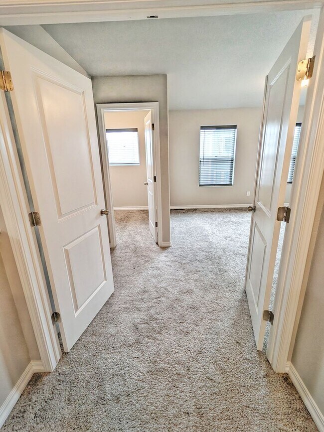 Building Photo - Three Bedroom Townhome