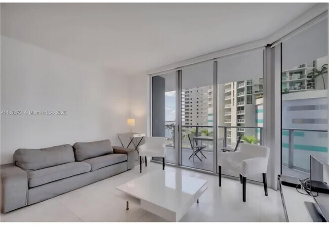 Building Photo - 1300 Brickell Bay Dr