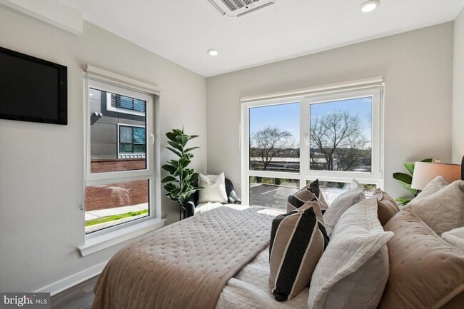 Building Photo - 3449 Scotts Ln