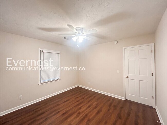 Building Photo - 3 Bed/2.5 Bath Home with Garage / Available Now!