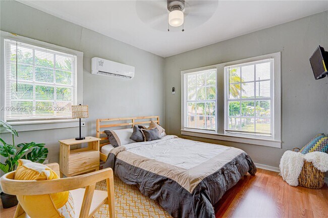 Building Photo - 227 SW 30th Ave