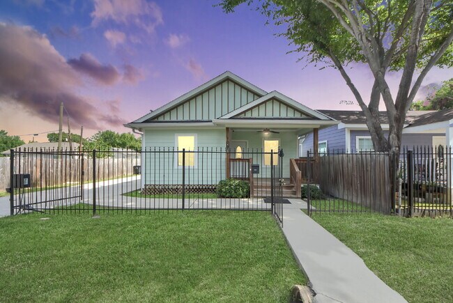 Building Photo - Renovated Houston Gem Near Downtown & the Medical Center