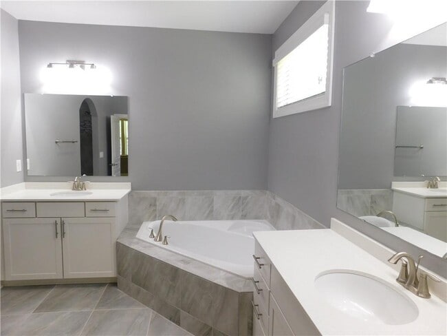 Building Photo - 330 La Perla Dr