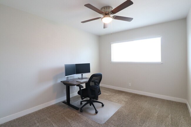 Building Photo - 586 Poppy Ln