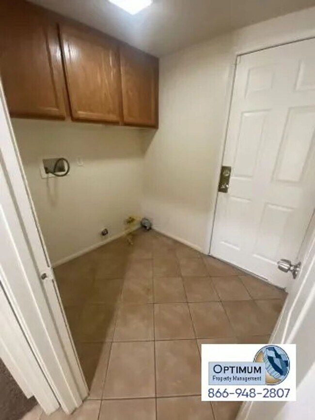 Building Photo - Spacious 4-Bedroom Home with 3-Car Garage & Downstairs Suite!