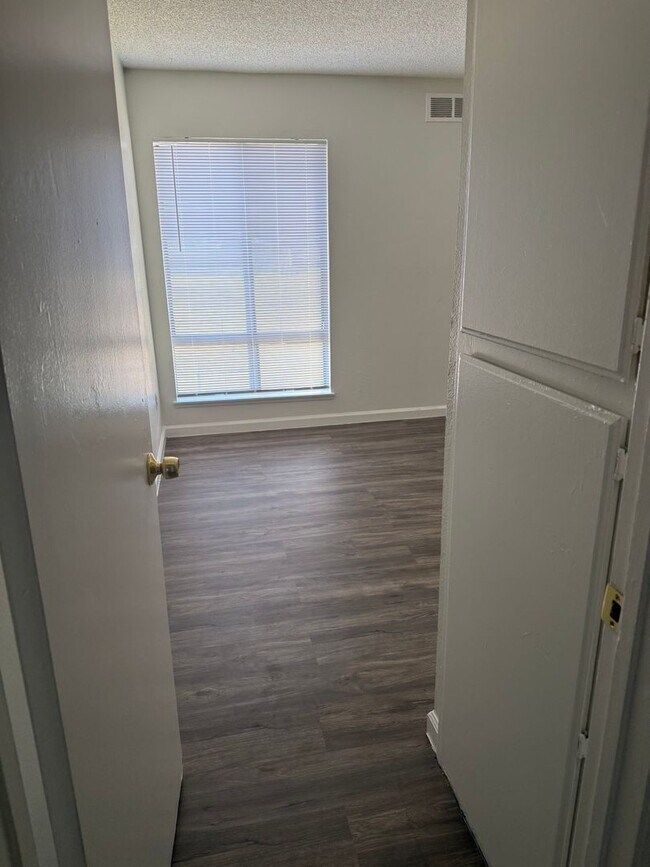 Building Photo - Spacious 2 Bedroom 2.5 Bath Condo on 5th S...