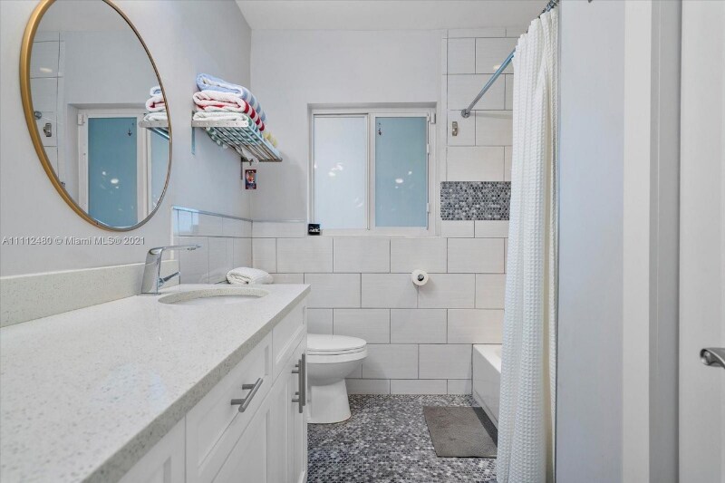 Building Photo - 1900 NE 42nd St