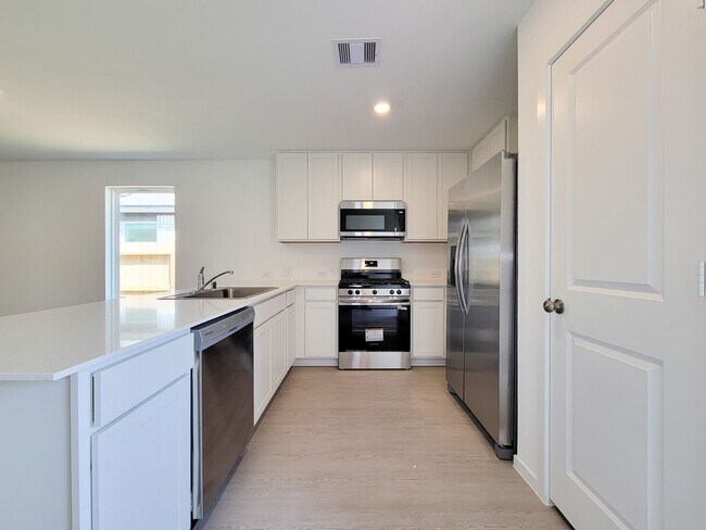 Building Photo - This single-story home shares an open layout between the kitchen, nook and family room for easy e...