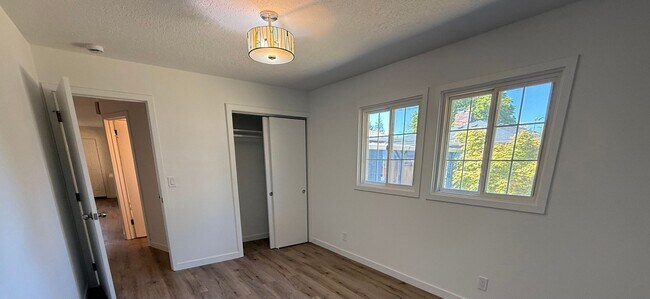 Building Photo - Well-cared-for home with strong curb appeal and quality updates in Southeast Portland.