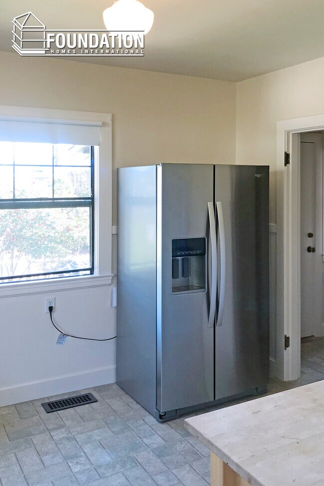 Building Photo - Fabulous 2bd Bungalow in Sycamore Park wit...