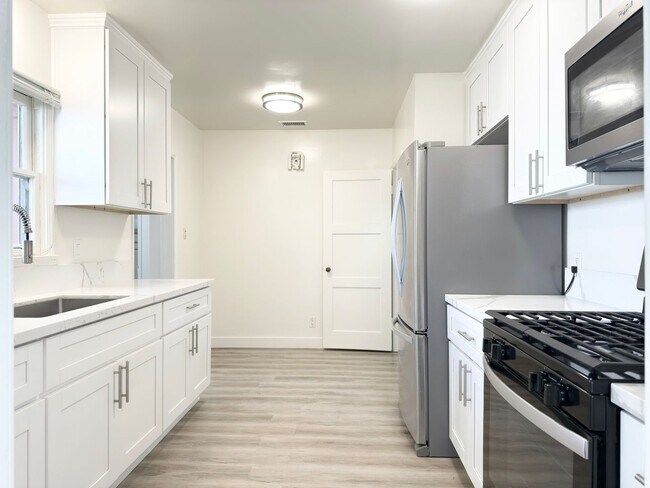 Building Photo - Coastal Charm Full of Upgrades!