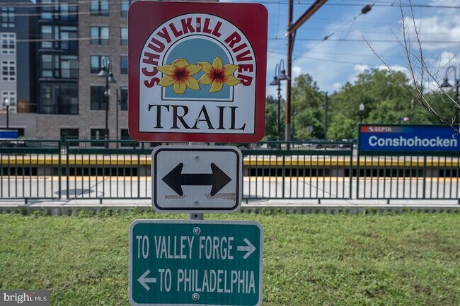 Building Photo - 300 W Elm St