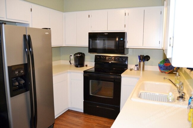 Building Photo - West Gate Area | Home | Furnished