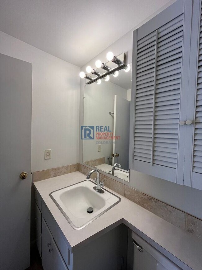 Building Photo - 865 Balsam St