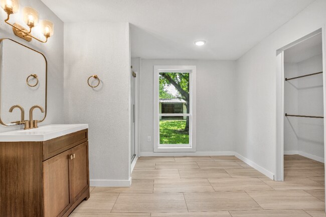 Building Photo - 705 E 9th Ave