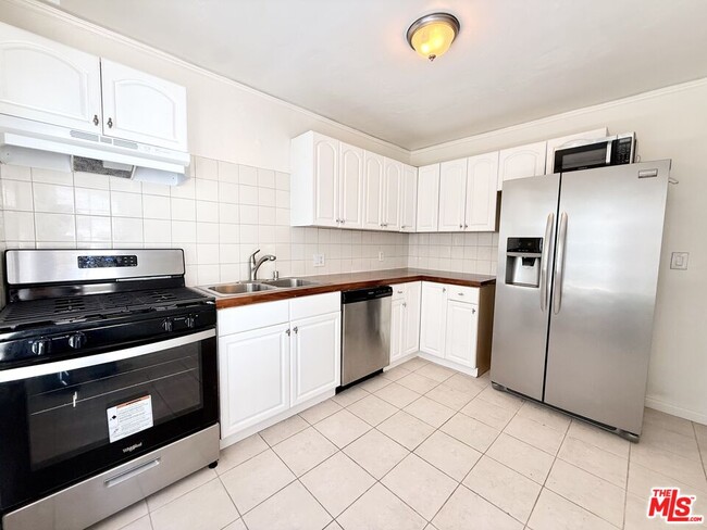 Building Photo - 364 N San Vicente Blvd