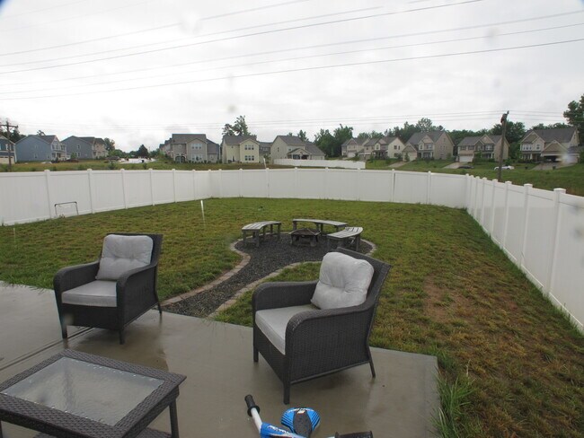 Building Photo - Move-In ready, 4 bedroom, 2.5 bath home lo...