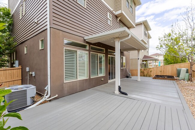 Building Photo - 2656 Champagne Ave