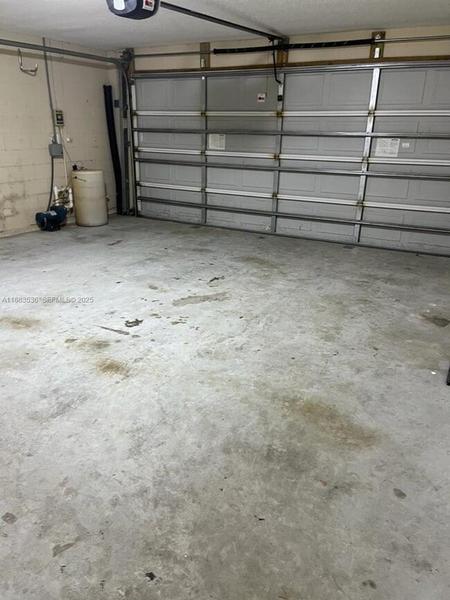 Building Photo - 6 Westbury Ln