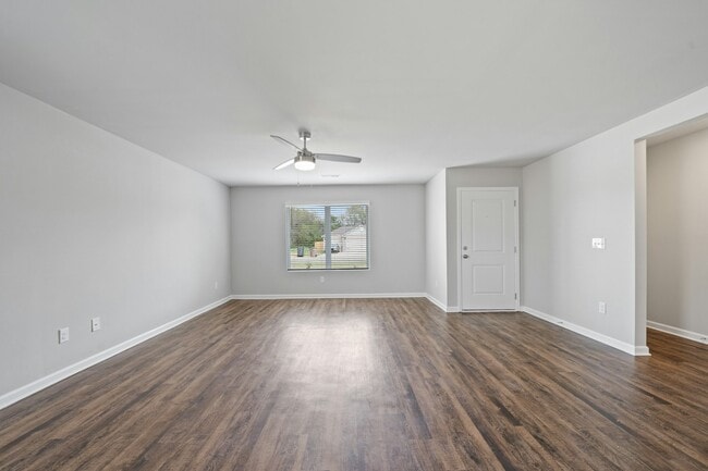 Building Photo - 209 Clear Creek Dr