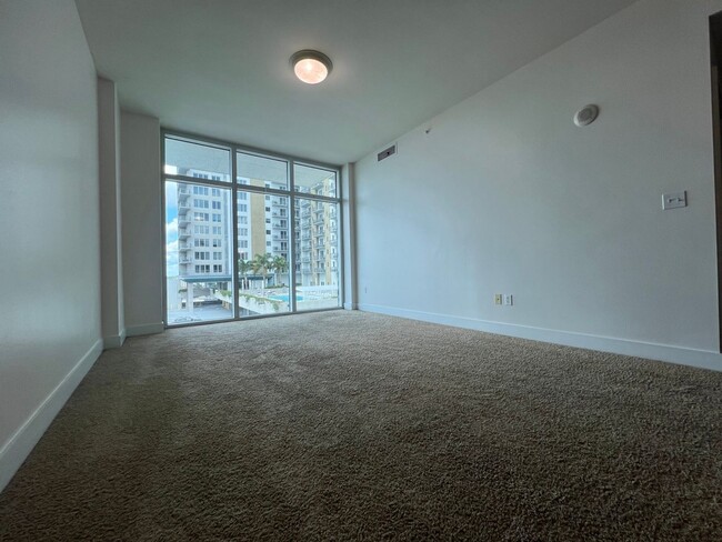 Building Photo - Freshly Painted Upscale 2/1 Condo in amazi...