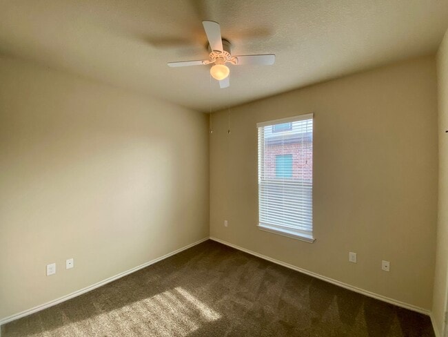 Building Photo - Move In Ready Duplex