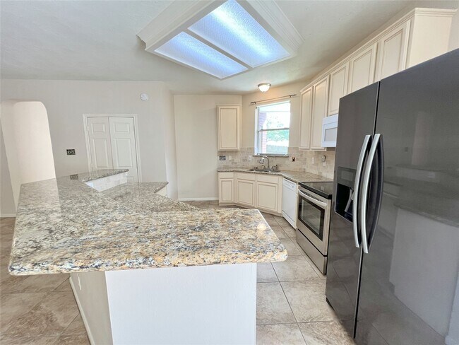 Building Photo - 4723 Silverlake Dr