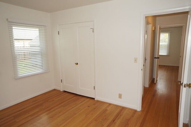 Building Photo - SE Portland 3-bedroom remodeled Bungalow  - APPLICATION PENDING