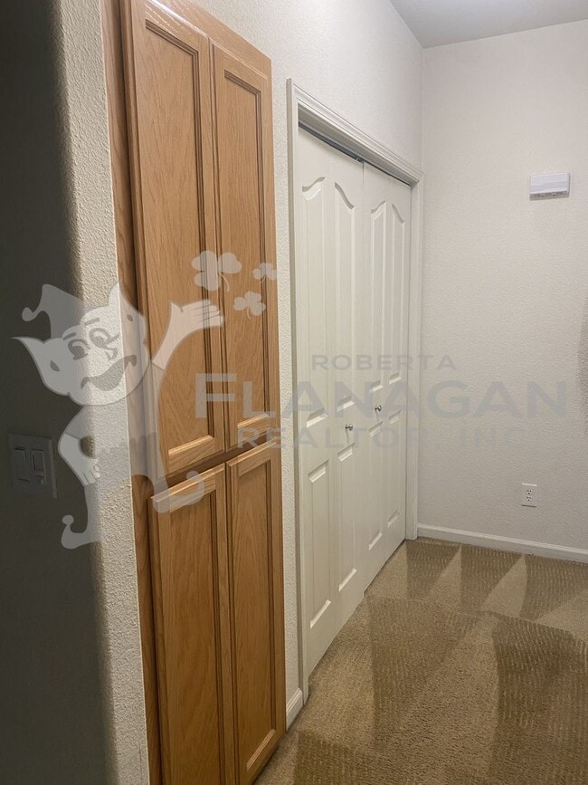 Building Photo - 3 bedroom/2 bathroom home
