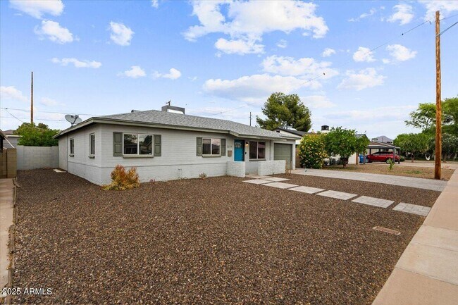 Building Photo - 2224 E Sells Dr