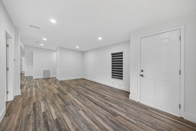 Building Photo - 1320 B Rd
