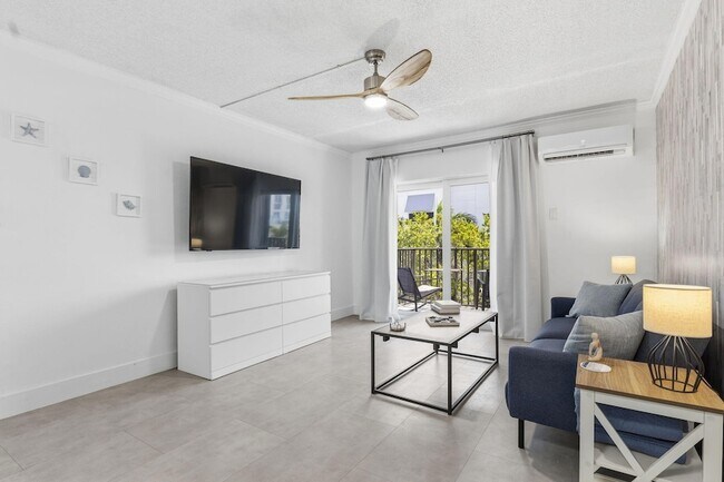 Building Photo - 3000 Riomar St