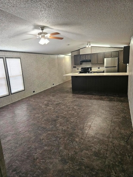 Building Photo - 675-5604 Corner